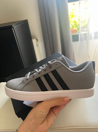 Zapatillas Adidas en gris y negro