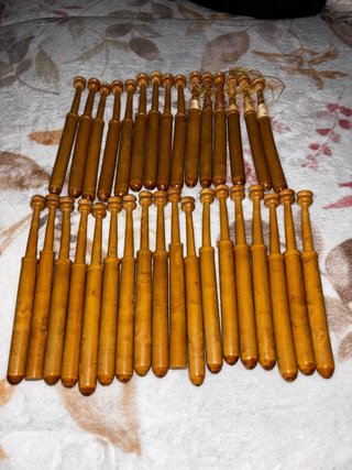 33 bolillos de encaje de madera