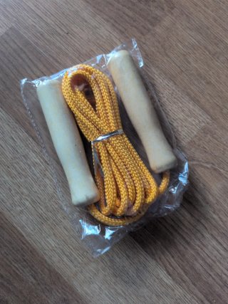 Comba para saltar con mangos de madera