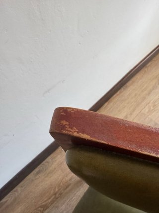 Silla de madera y polipiel verde