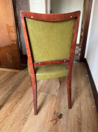Silla de madera y polipiel verde