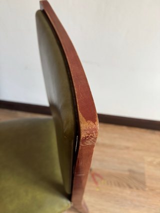 Silla de madera y polipiel verde