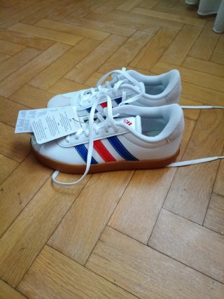 Zapatillas Adidas niño talla 35.5 (sin estrenar)