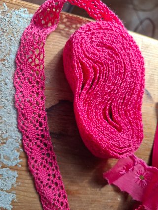 Cinta de tela rosa fucsia con bordado
