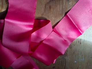 Cinta de tela rosa fucsia con bordado