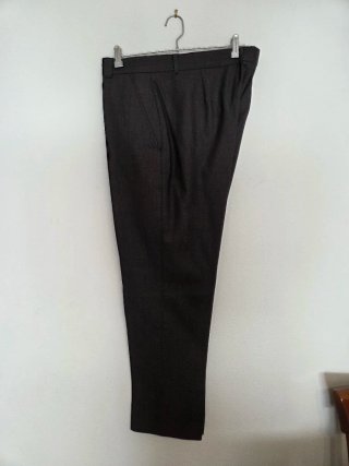 Traje gris oscuro. Marca Caramelo