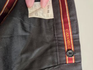 Traje gris oscuro. Marca Caramelo