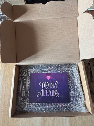 Libro Death’s Daughter edición FairyLoot.