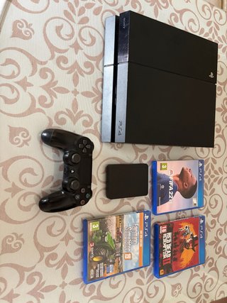 PS4 con controller, 3 giochi e disco rigido 1TB