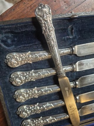 6 Cuchillos de Plata con Mango Repujado