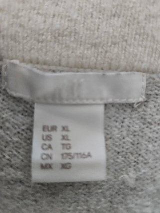Jersey beige con cuello estampado