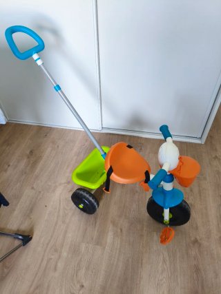 Triciclo infantil con empujador