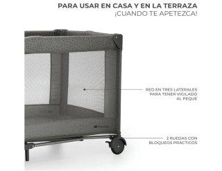 Cuna de viaje gris con cambiador y móvil