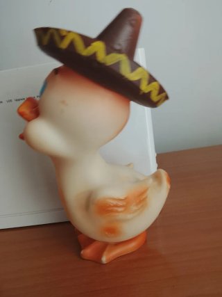 Pato de goma con sombrero mexicano