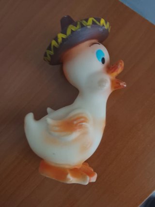 Pato de goma con sombrero mexicano