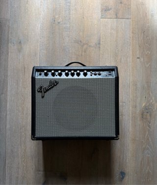 Fender Squier Strat +  Amplificador Fender 25R
