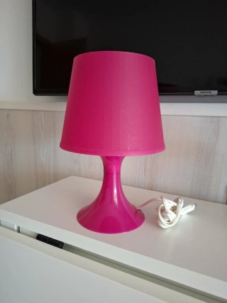 Piccola lampada da tavolo rosa