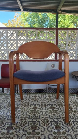 2 televisores , 2 juegos de sillas ,cabeceros ,etc