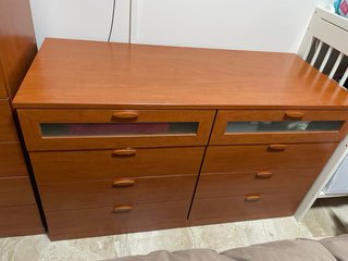 Cómodas de madera y cristal