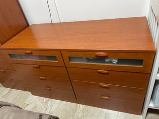 Cómodas de madera y cristal