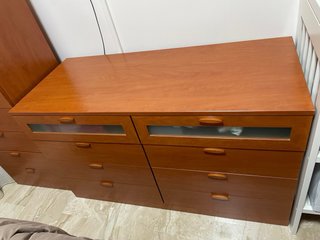 Cómodas de madera y cristal