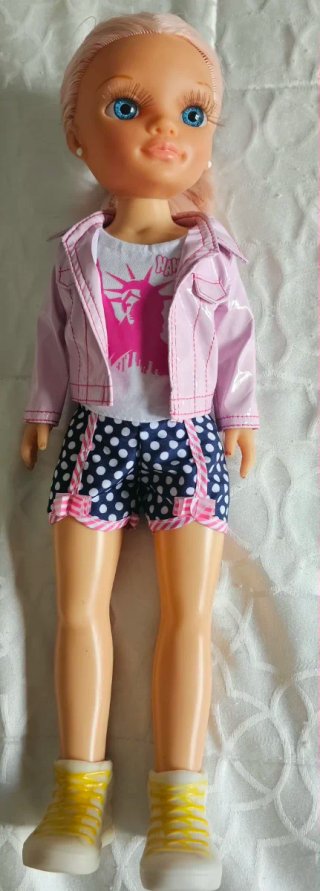Muñeca Nancy con ropa. En buen estado.