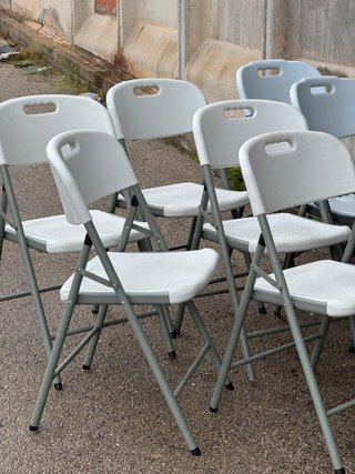 Sillas Plegables Blancas y Grises