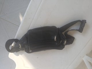 Riñonera de piel negra
