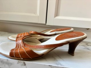 Tacones bajos marrones y blancos