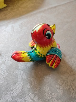 Pájaro de hojalata antiguo