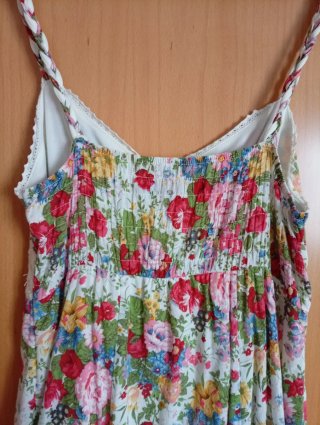 Vestido floral multicolor con encaje