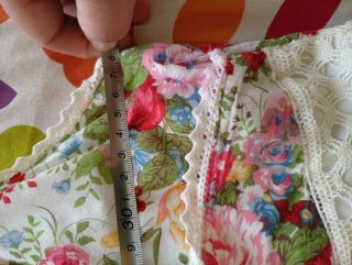 Vestido floral multicolor con encaje