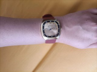 Reloj Cabosen Dorado y Rojo Elegante Unisex