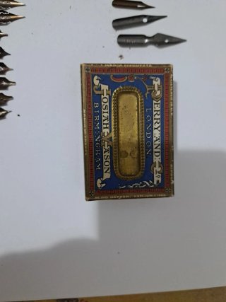 Plumas de caligrafía antiguas y caja