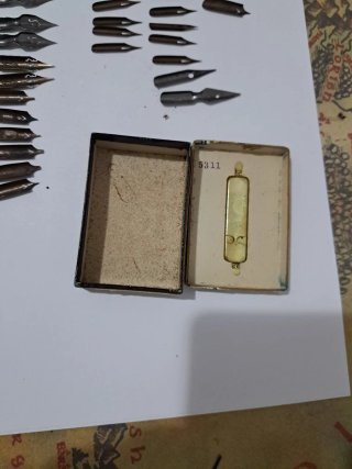 Plumas de caligrafía antiguas y caja