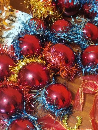 Adornos árbol Navidad: Bolas, Cintas y Cascabeles