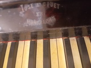 Piano Vertical Marrón Oscuro