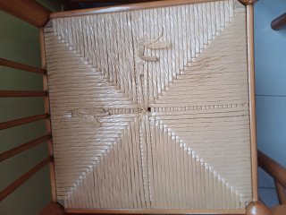 Juego de 4 sillas de madera y yute
