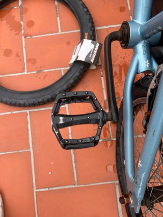 Bicicleta BMX azul hay que reparar algunas cosas