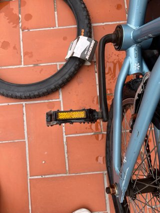 Bicicleta BMX azul hay que reparar algunas cosas