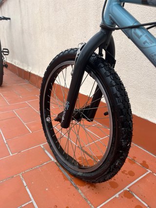 Bicicleta BMX azul hay que reparar algunas cosas