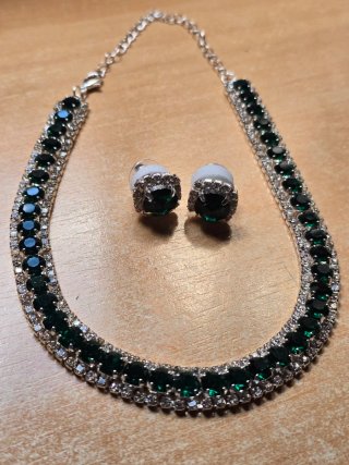 Conjunto collar y pendientes verdes y plateados
