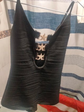 Mono negro con adornos de estrella de mar