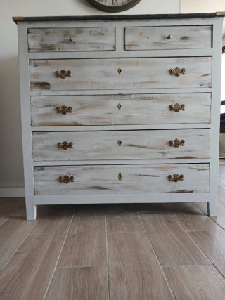 Cómoda antigua de madera
