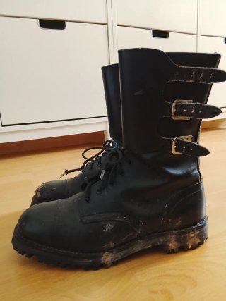 Botas militares negras con hebillas