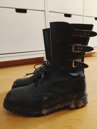 Botas militares negras con hebillas