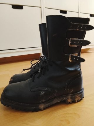 Botas militares negras con hebillas