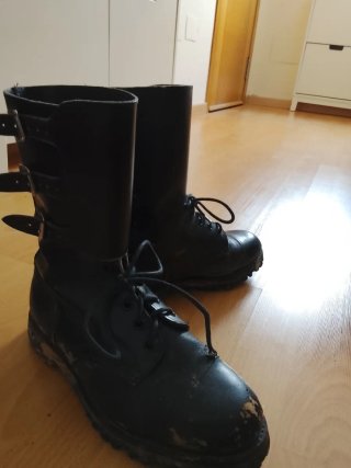 Botas militares negras con hebillas