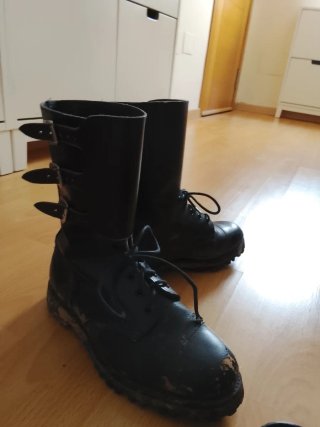 Botas militares negras con hebillas