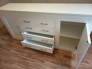 Mueble de salón beige y blanco